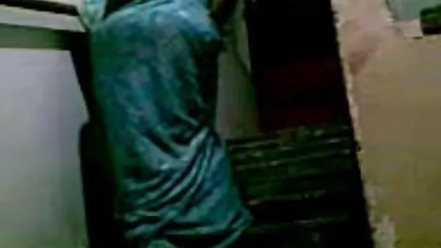Tätowierte twink Max Ward alte frau sexfilm solo masturbiert seinen großen Schwanz