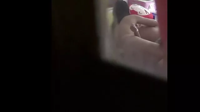 Babe Streifen aus jung alt pornos Ihrem sexy bikini